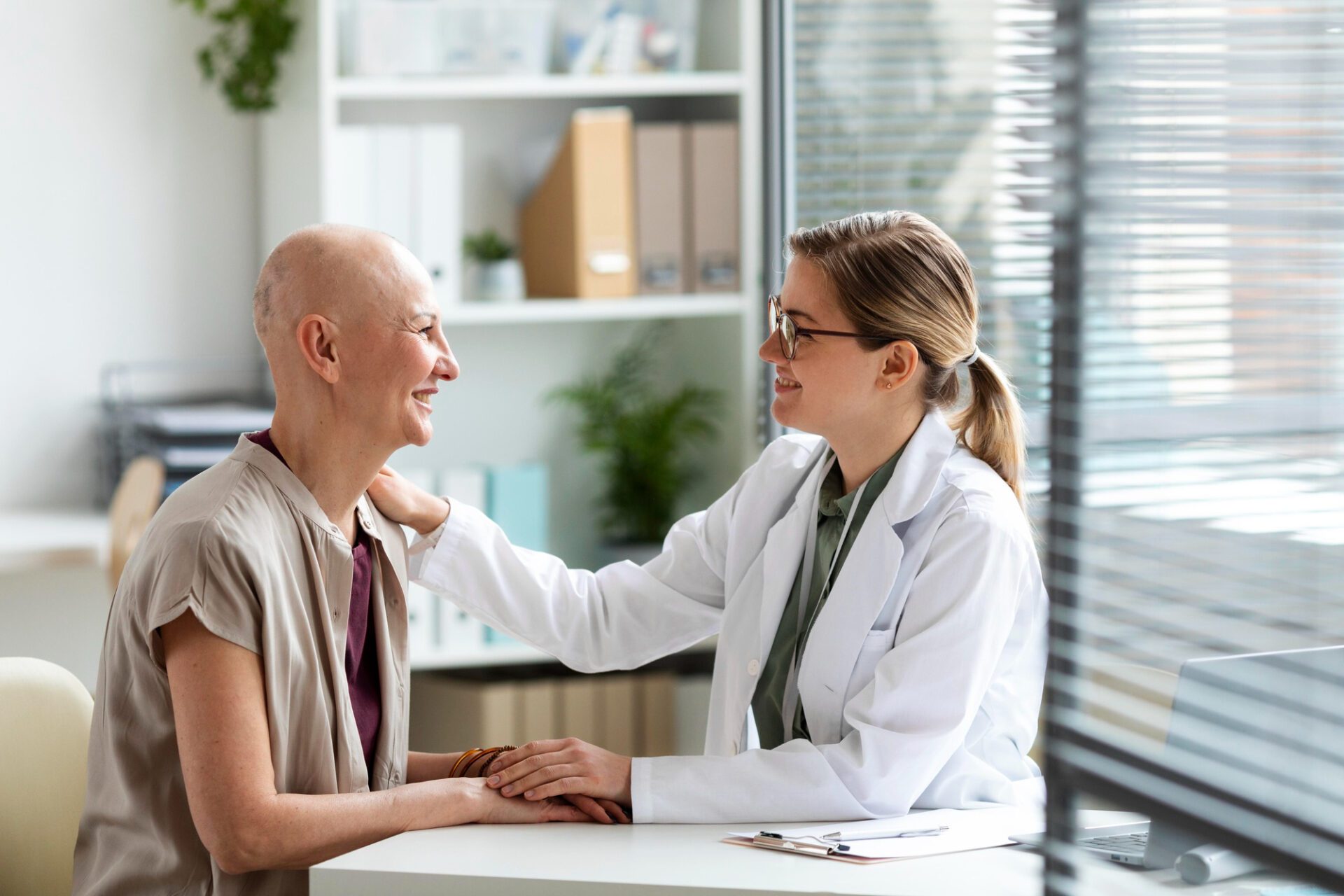 Woman with skin cancer talking with the doctor<br />
