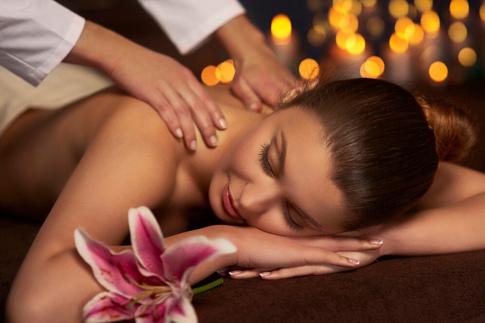 Woman relaxing in the spa<br />
